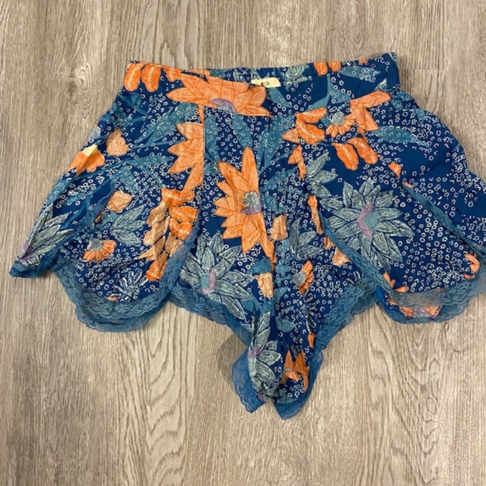LACE FLOWY SHORT
